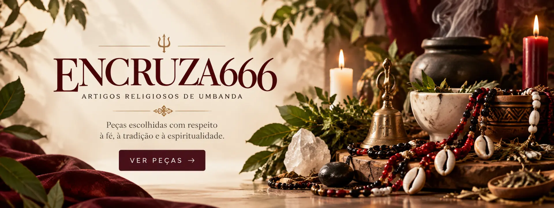 ENCRUZA666, artigos religiosos de Umbanda: velas, sino, guias, búzios, ervas e cristal sobre um altar em tons de creme, bordô e dourado.
